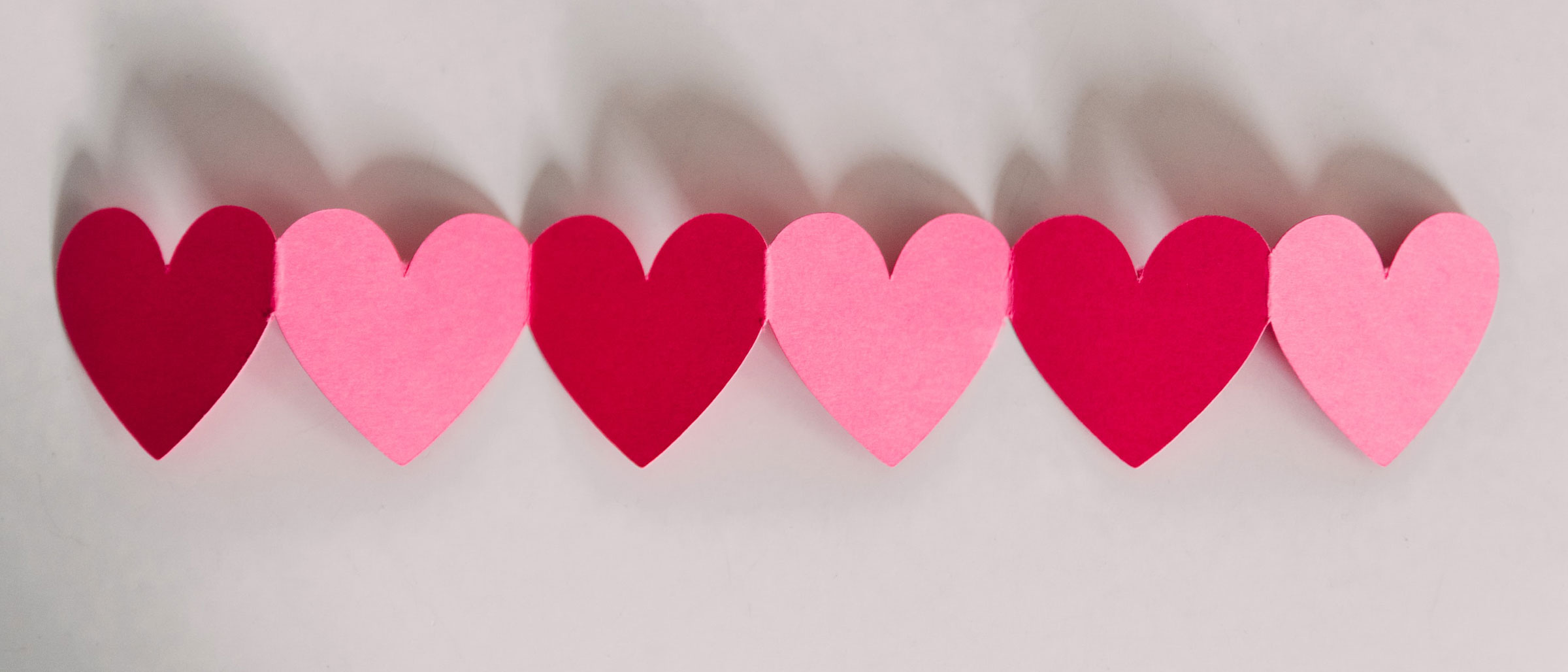 Paper chain of red and pink hearts